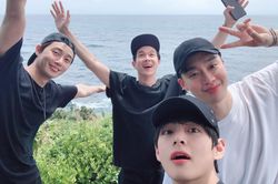 V (BTS) và hội bạn thân diện trang phục gì khi đi cùng nhau?