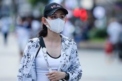 Người dân đeo khẩu trang vui chơi ở phố đi bộ Nguyễn Huệ
