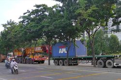Nhiều tuyến đường ở Sài Gòn bị xe container chiếm dụng ngày đêm