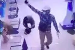 Clip: 2 đối tượng cướp tiền, đe dọa nhân viên trong ngân hàng BIDV