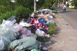 Lề đường ngập rác thải!