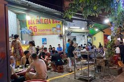 Hà Nội: Quán bia đông nghịt, tâm lý chủ quan vẫn còn hiện hữu trong cộng đồng