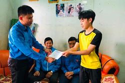 Tặng quà cho học sinh khó khăn trước kỳ thi tốt nghiệp THPT
