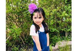 Em bé từng gây sốt MXH vì đôi mắt hệt búp bê giờ ra sao?