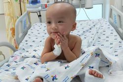 Trúc Nhi - Diệu Nhi pha trò phun mưa, thả tim khi bác sĩ nói chuyện