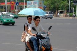 Thi thử câu hỏi điểm liệt sát hạch GPLX: Cầm ô đi xe máy có được phép?