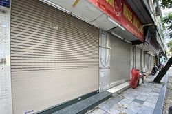 Hà Nội: Hàng quán 'cửa đóng then cài' vì Covid-19