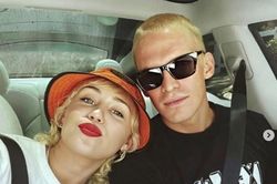 'Gái hư' Miley Cyrus chia tay Cody Simpson sau 10 tháng yêu nhau