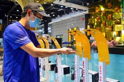 Chế máy xịt sát khuẩn 'không chạm' để phòng, chống dịch COVID-19