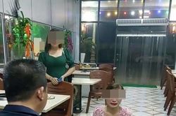Tạm giam chủ quán bắt khách quỳ xin lỗi