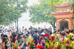 Tạm đóng cửa Phủ Tây Hồ, dân vẫn đổ về nườm nượp