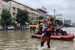 Trung Quốc sơ tán trên 100.000 người dân do lũ lụt