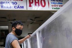 Hà Nội: Hàng quán khởi động 'lá chắn' phòng chống dịch