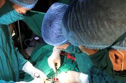 Cứu ngư dân viêm ruột thừa cấp giờ thứ 22, nguy cơ nhiễm trùng ổ bụng
