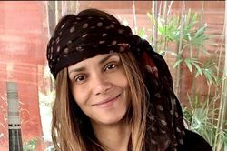 Bí quyết giữ dáng tuổi 54 của Halle Berry