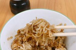 Chỉ mê cơm với mì tôm, người đàn ông liều lĩnh trộn vào nấu, không ngờ thành siêu phẩm