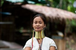 Người cổ dài bỏ nghề vì không có du khách ở Thái Lan