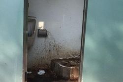 Nhà vệ sinh công cộng... mất vệ sinh