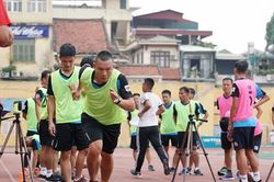 Hai trợ lý trọng tài nội 'thua' bài kiểm tra thể lực