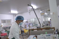 Cùng bị đau lưng, cô gái suýt mất mạng vì uống chung đơn thuốc với mẹ