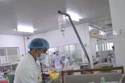 Cô gái bất ngờ tím tái toàn thân sau khi lấy thuốc đau lưng của mẹ uống