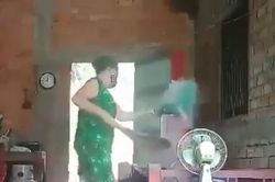 Long An: Công an xác minh video bà cụ bị người phụ nữ bạo hành