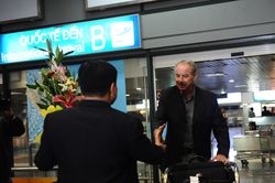Khoảnh khắc HLV Alfred Riedl ra mắt bóng đá Việt Nam năm 1998