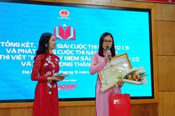 Trao giải cuộc thi viết Những kỷ niệm sâu sắc về thầy cô và mái trường