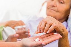 Một số thuốc hay dùng ở người cao tuổi: Cần lưu ý cách sử dụng