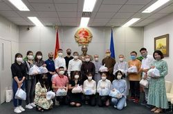 Tổng Lãnh sự quán tại Fukuoka trao quà ủng hộ người dân phòng, chống thiên tai và dịch Covid-19