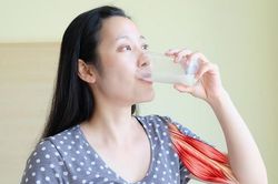 Tại sao nên uống sữa trước khi đi ngủ?