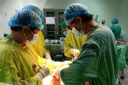 Cứu sống người đàn ông có nhiều vật lạ trong dạ dày