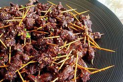 Thấy tôi lấy tăm xiên thịt bò, ai cũng chê quái dị, lúc nhìn thành phẩm thì phát thẹn