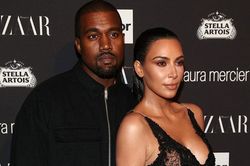 Kanye West lại bày trò, Kim Kardashian vẫn một mực ở bên chồng