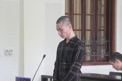 Tòa án Nghệ An tuyên xử con nghiện 'thủ' súng đạn và lượng lớn hồng phiến bên người