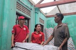 Hội Chữ thập đỏ Việt Nam hỗ trợ hơn 700 triệu đồng giúp người dân bị ảnh hưởng do bão số 5