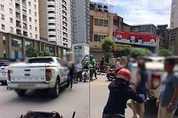 Nghi vấn vợ đánh ghen bị chồng giữ chặt để bồ xách guốc tháo chạy