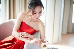 'Tiểu Long Nữ' Lý Nhược Đồng 54 tuổi gợi cảm với váy ngắn vai trần