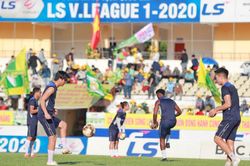 Phan Văn Đức sút hỏng penalty, SLNA vẫn hạ đẹp HAGL trên sân Vinh