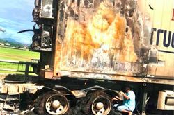 Xe container bất ngờ bốc cháy dữ dội khi đang lưu thông trên Quốc lộ
