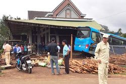 Xe chở công nhân Công ty Thủy điện Ia Ly mất lái lao vào nhà dân