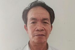 Đánh vợ cũ bằng gậy gỗ