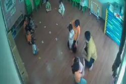 Người đàn ông giật tóc, đánh bé gái 2 tuổi ở trường mầm non