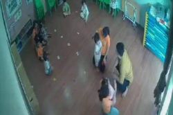 Người đàn ông đến trường hành hung bé 2 tuổi trước mặt cô giáo