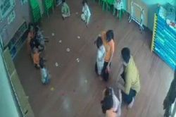 Làm rõ nguyên nhân người đàn ông túm tóc, tát bé gái 2 tuổi ngay tại trường mầm non