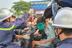Hà Nội: Cảnh sát cưa ca bin cứu nam tài xế mắc kẹt sau tai nạn