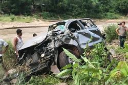 Hiện trường ô tô lao xuống vực ở Nghệ An, hiệu phó và cô giáo thiệt mạng