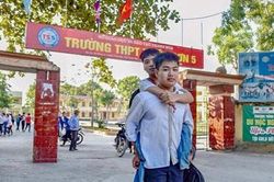 Cậu học trò 10 năm cõng bạn tới trường được miễn học phí tại ĐH Y Thái Bình