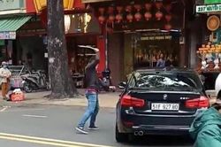 Làm rõ vụ nam thanh niên cầm gậy sắt đập phá xe BMW giữa phố