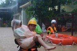 Đã có 1 người bị chết và 4 người bị nước cuốn trôi do mưa lũ